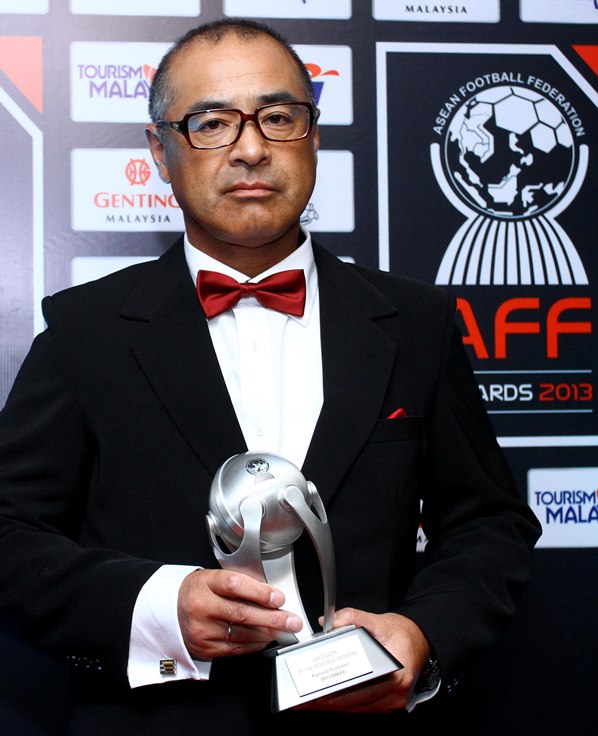 Kumada Yoshinori of Myanmar with the AFF Coach of the Year award (Women)