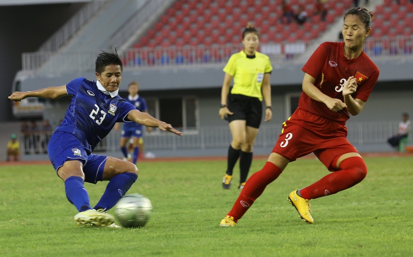 Thai Nisa Romyen takes a sot as Vietnam Chuong Thi Kieu watches